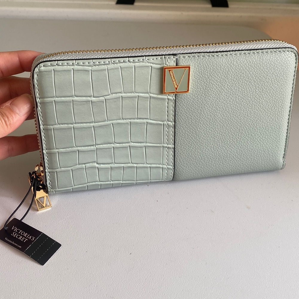 Victoria’s secret the victoria palm croc wallet mint green NWT clutch
